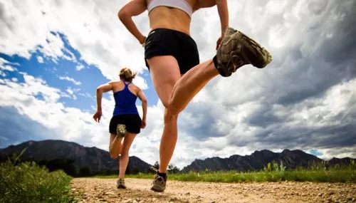 跑步后脚趾甲黑了是怎么回事？我该怎么办？