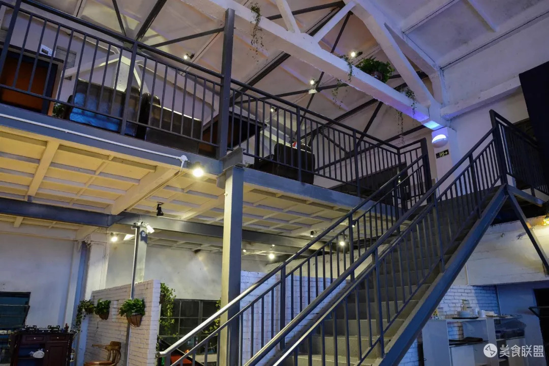 每天都有大量肉食动物到昆明废旧工厂，狂啃50CM高的火焰战斧牛排