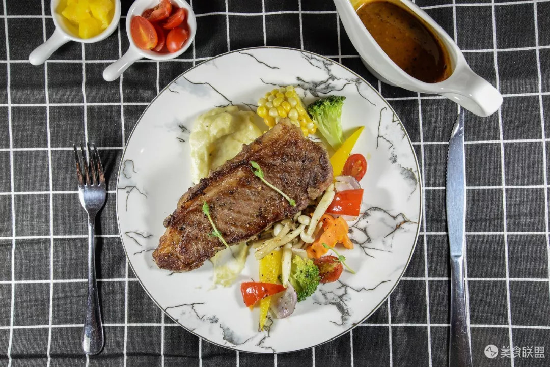 每天都有大量肉食动物到昆明废旧工厂，狂啃50CM高的火焰战斧牛排