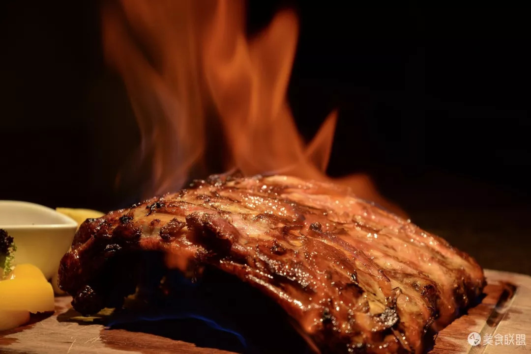 每天都有大量肉食动物到昆明废旧工厂，狂啃50CM高的火焰战斧牛排