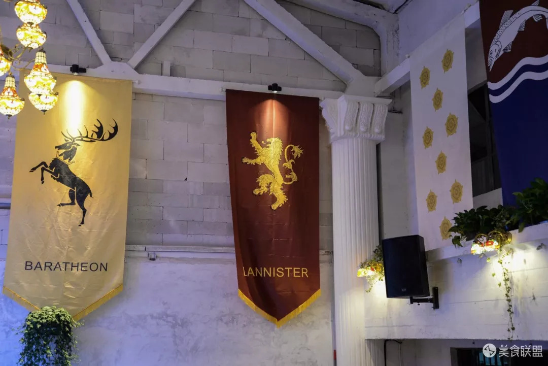 每天都有大量肉食动物到昆明废旧工厂，狂啃50CM高的火焰战斧牛排