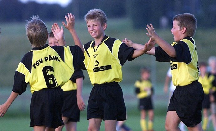 男足穿越靠颜值统治世界,男足过去的辉煌