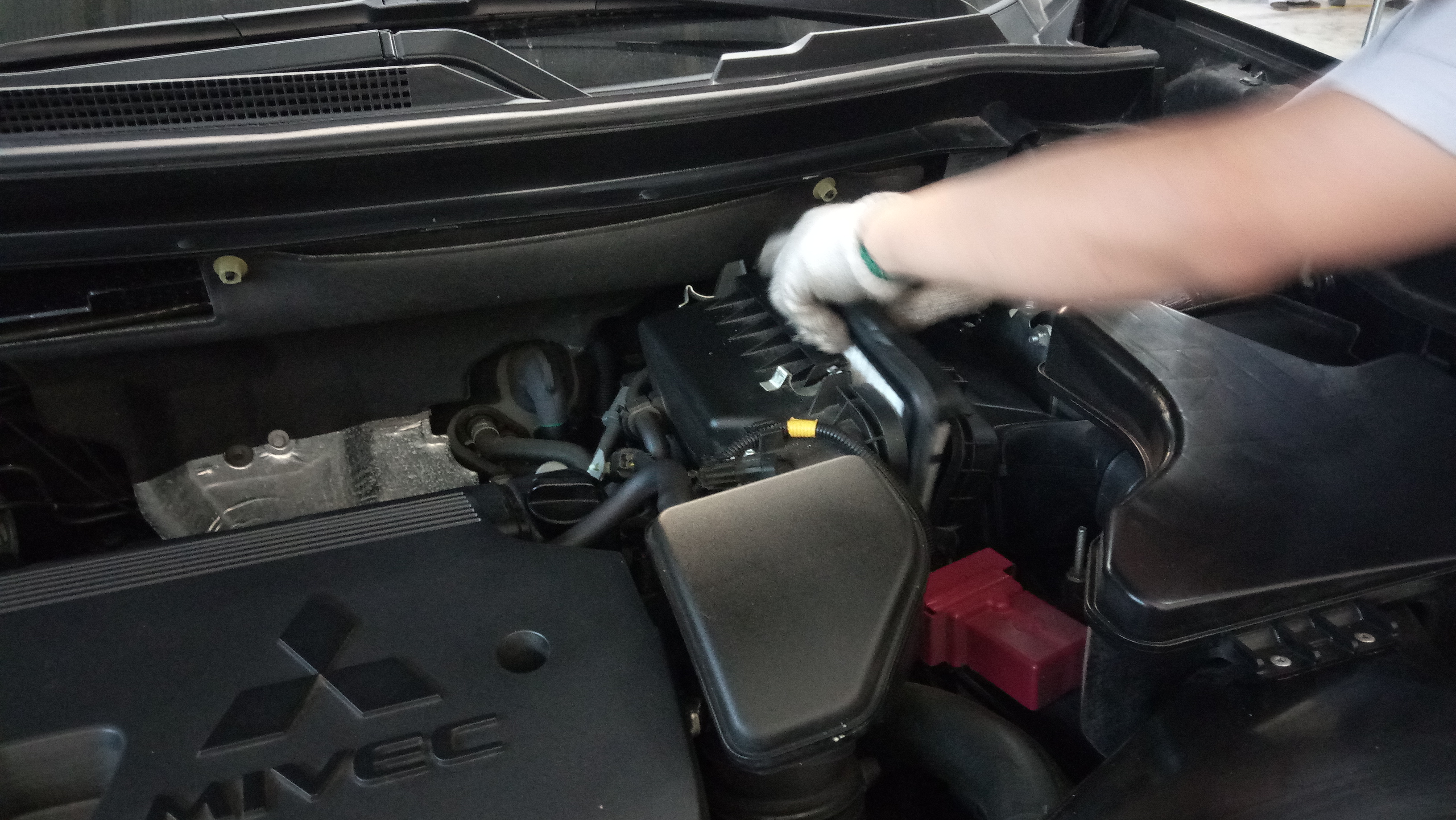 三菱欧蓝德换机油用多少,三菱欧蓝德更换胜牌机油