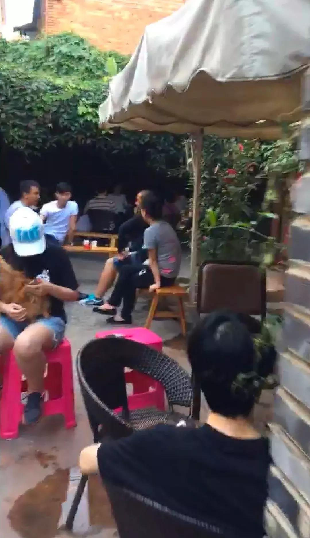 藏在昆明老厂房里的柴火鸡，一款酱料价值百万，连续排队5年