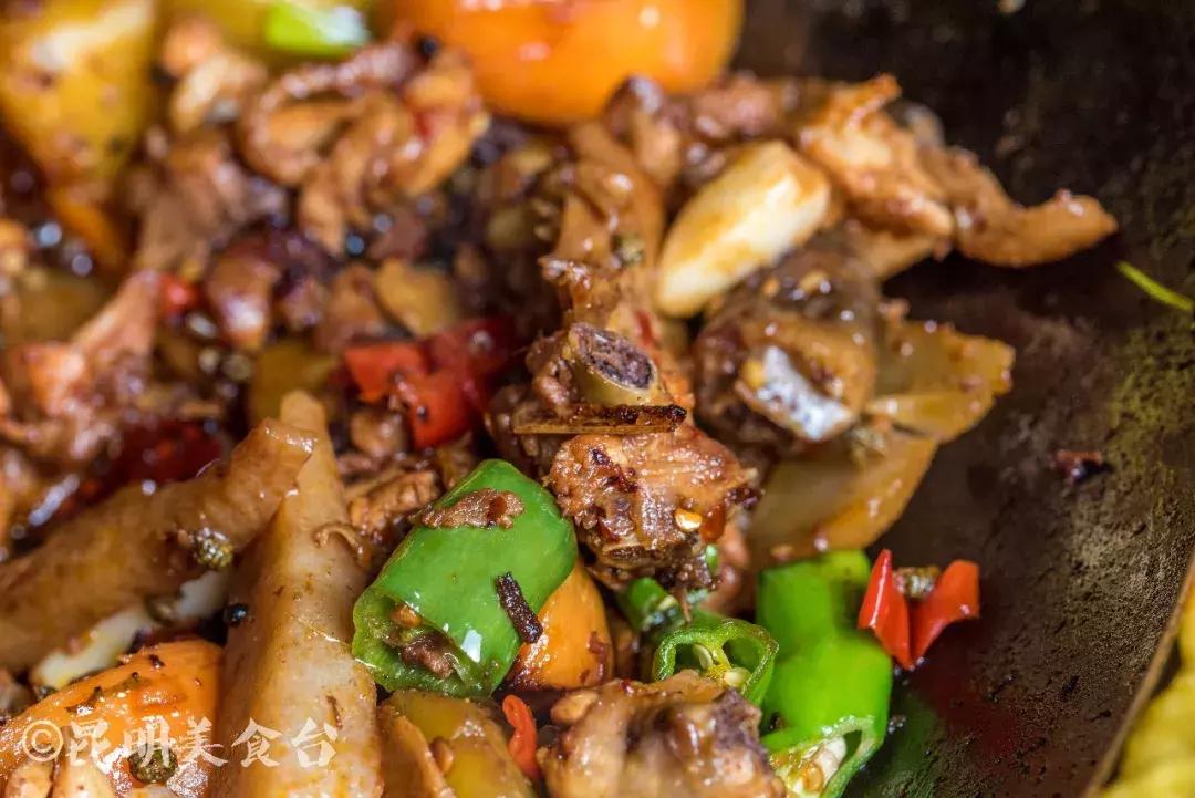 藏在昆明老厂房里的柴火鸡，一款酱料价值百万，连续排队5年