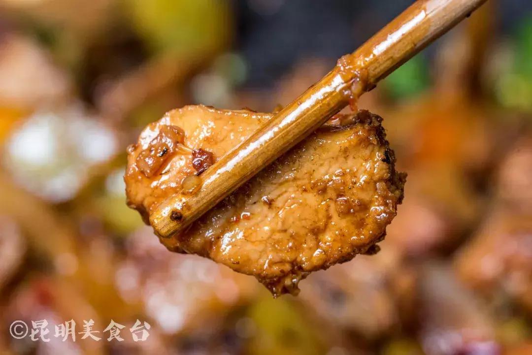 藏在昆明老厂房里的柴火鸡，一款酱料价值百万，连续排队5年