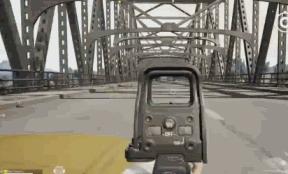 「轻松一刻」吃鸡gif：吃鸡史上最神秘的生化*器武**，竟能毒杀队友！