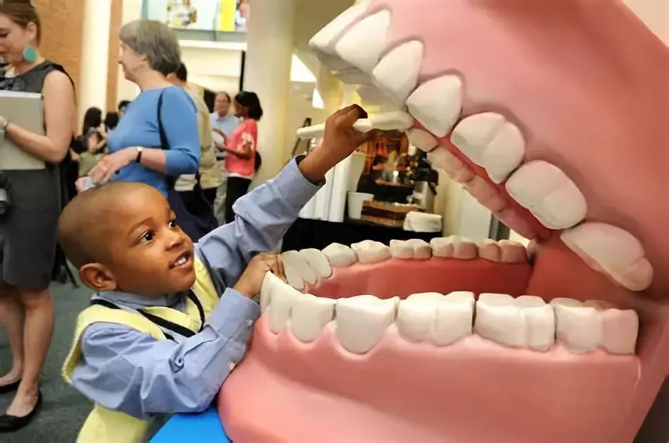 欧美人会用冷光美白牙齿,牙齿美白冷光美白多少钱