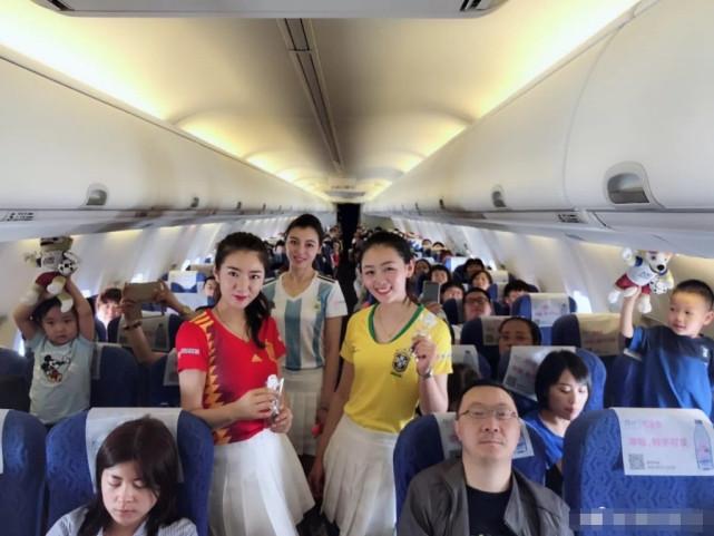 当空姐换上了足球宝贝制服，是怎样的体验，网友：不说了我买票去