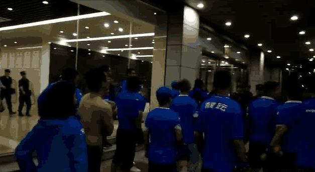 右脚90°变形！海归名将被铲至重伤，球迷愤怒围堵肇事者