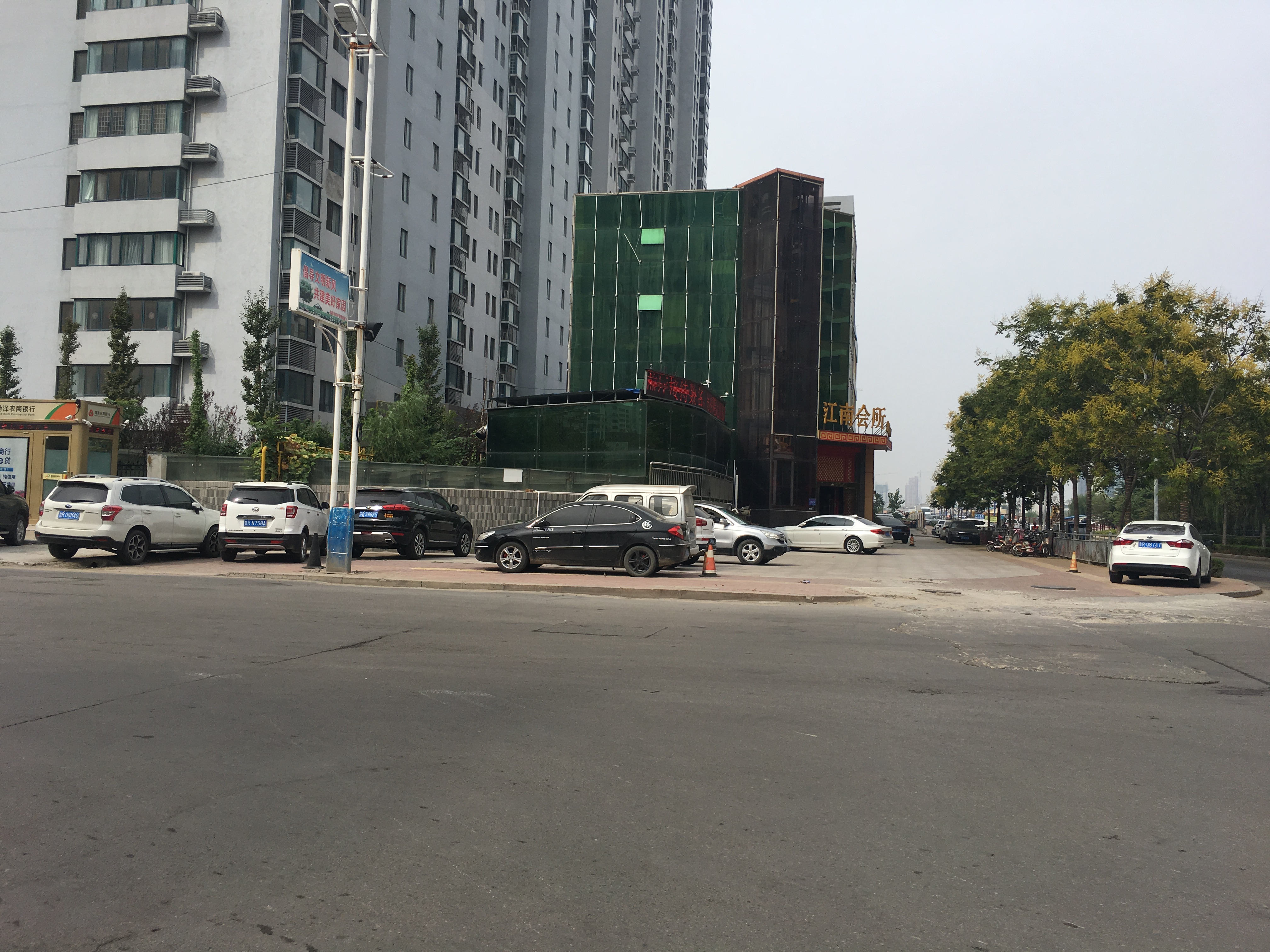 公共场所咋成了会所的专属停车区？