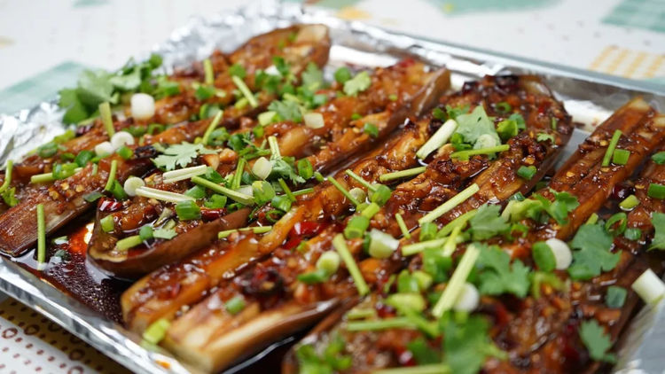 烤茄子不用蒜蓉的方法,烤茄子教程好看又好吃