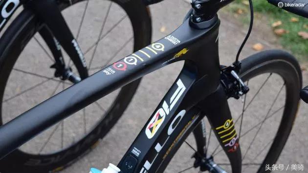 器材盛宴环英国上的车手战车