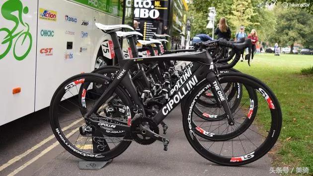 器材盛宴环英国上的车手战车