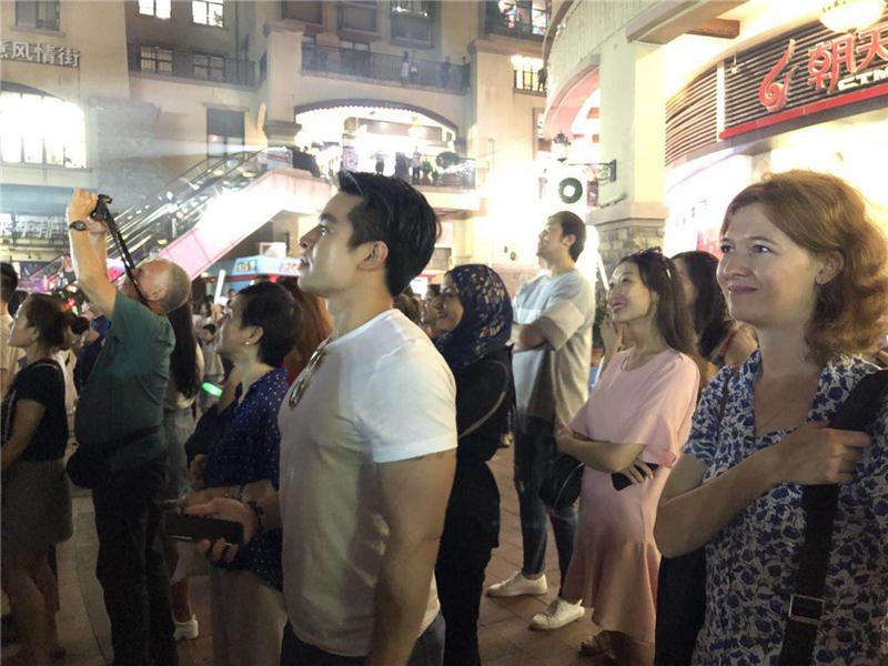 五洲十国“旅游达人”点赞光谷·光影嘉年华称美好时光令人难忘