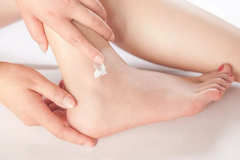脚干裂脱皮的必备神器,脚部干裂起皮涂它全好了