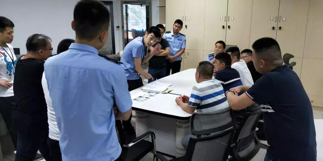 去了义乌一化妆品公司，老板要他在微信上冒充女孩子……