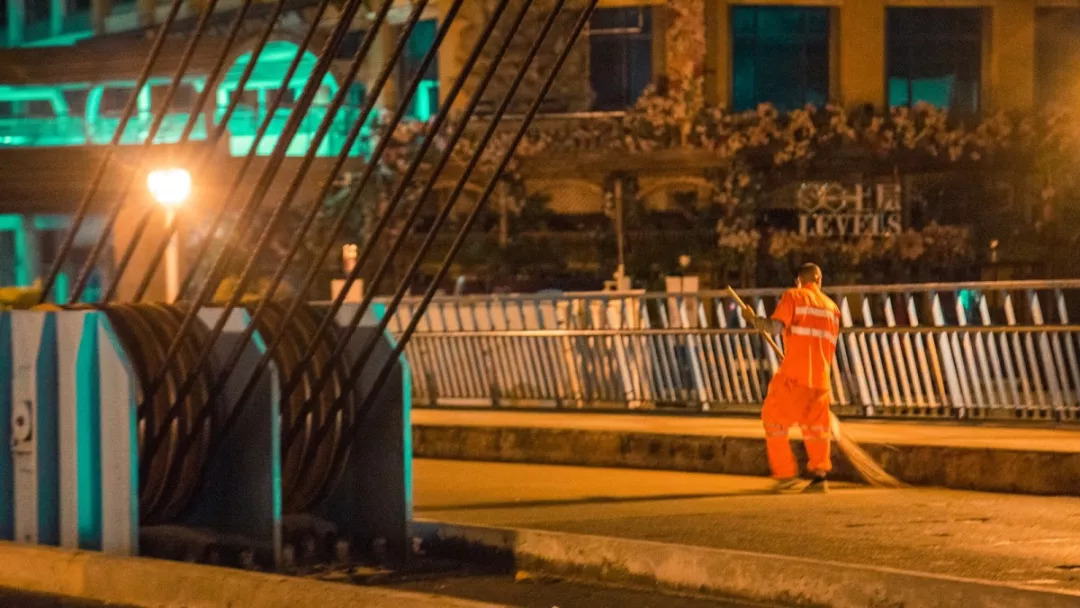 当你抱怨生活太难时,当你抱怨生活不易时