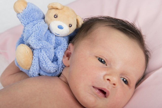 新生儿头顶长了很多脓点应该怎么处理