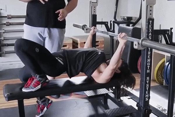 卧推的要点,有哪些卧推动作