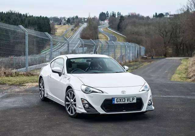 丰田86和斯巴鲁86,丰田86跟斯巴鲁brz哪个后排空间大