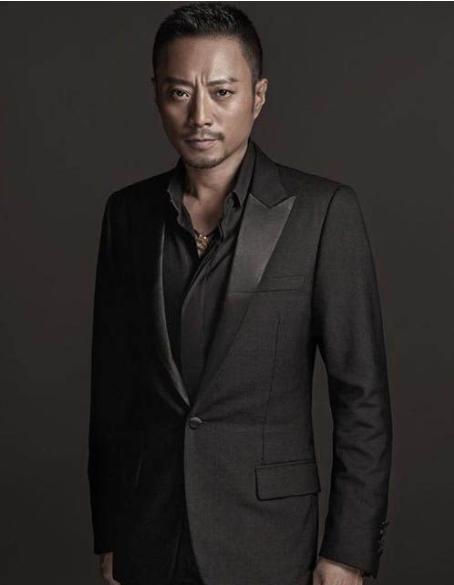 男人穿西装怎么才能穿出高级感,男士该如何穿西装好看呢