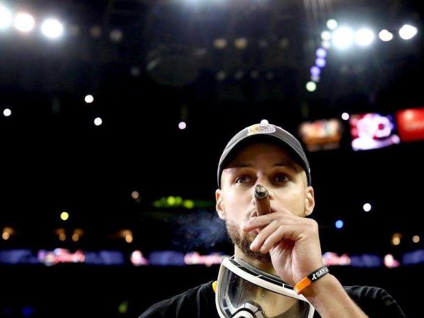 现役NBA谁抽雪茄最帅气?韦德库里领衔,闪电侠感动无数人!