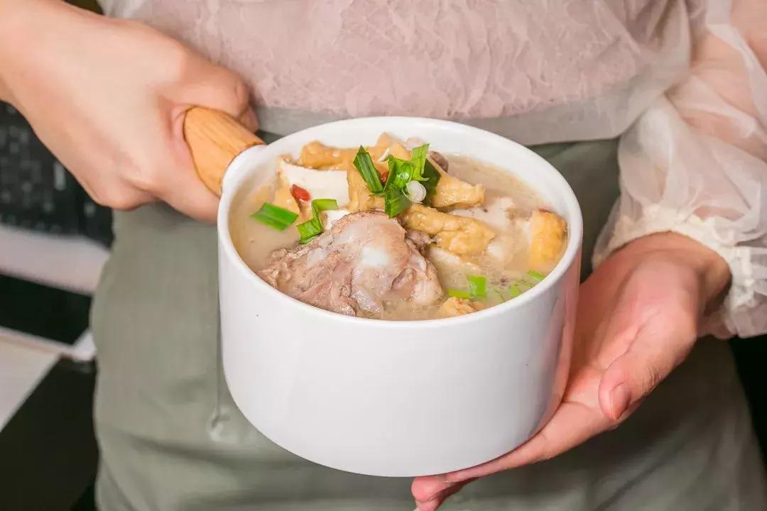 6.8折！陆家嘴惊现1家“网黄餐厅”，人均40+吃哭老板！