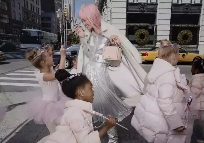 今天小F给大家带来几款让你美上天的潮包~错过要后悔啊