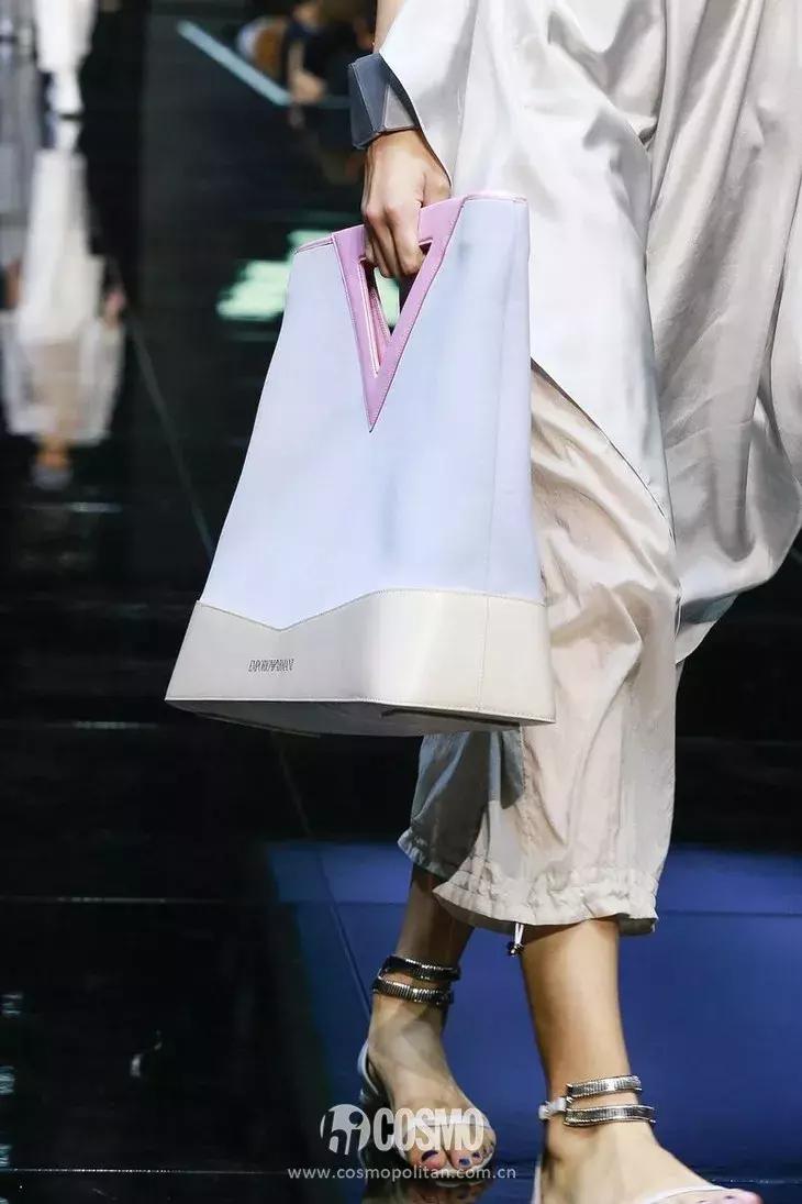 丫丫已经美“腻”了！于是穿上EmporioArmani帅气一回