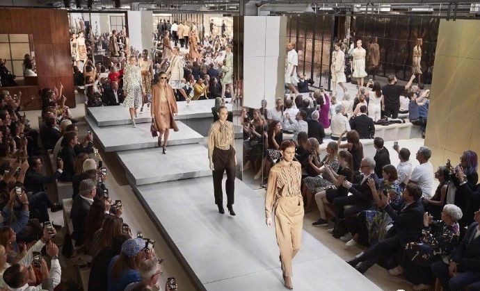 burberry鏂版鐧絫,burberry鍩虹娆剧櫧t