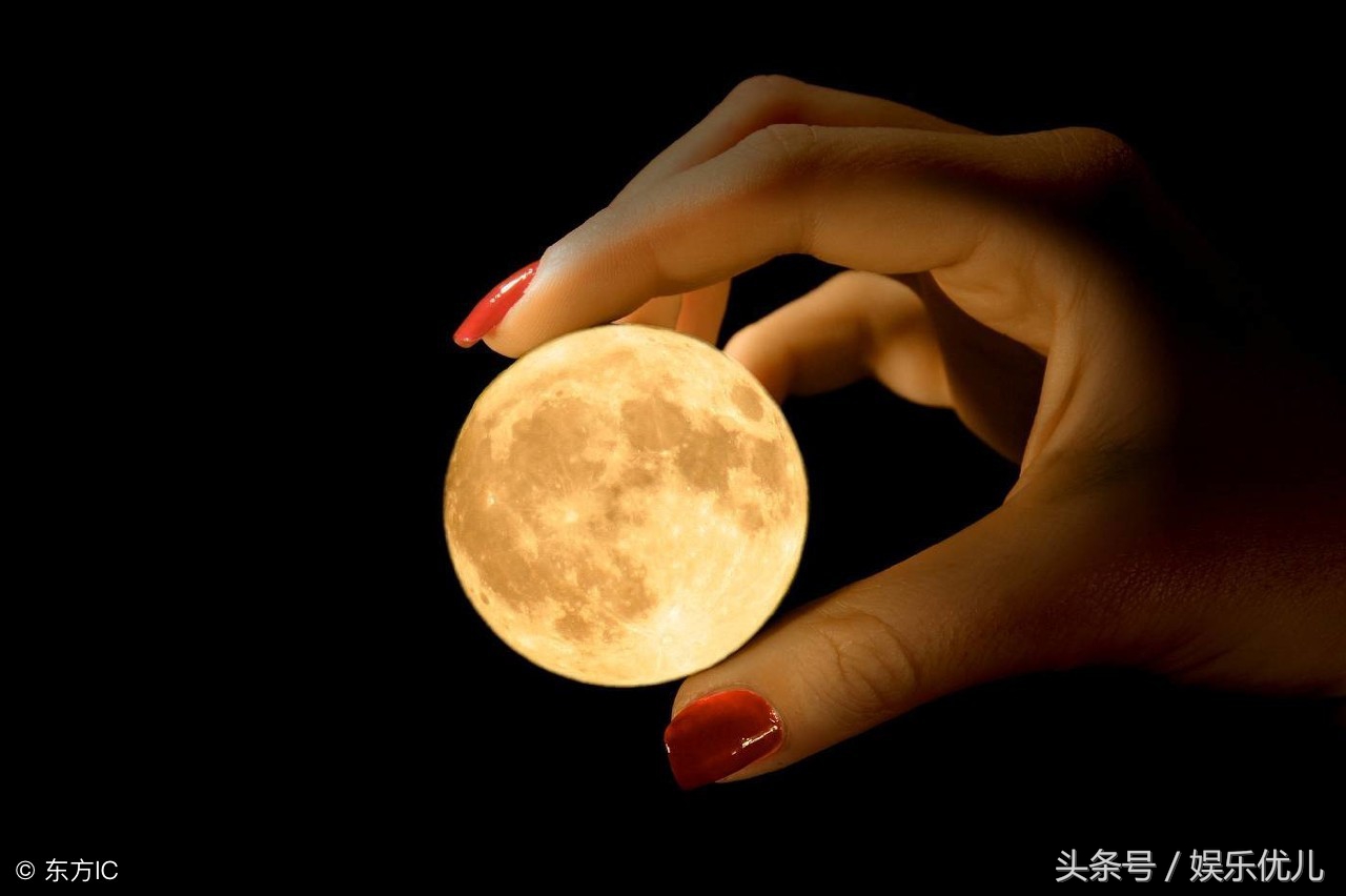 月亮的优美句子摘抄,月亮的好词好句好段摘抄大全