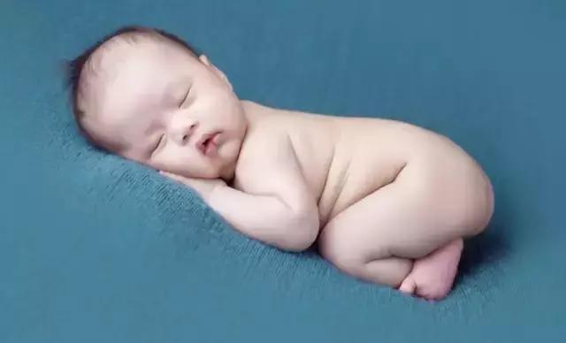 新生儿头颅血肿黄疸值升高怎么办,新生儿黄疸牙床发黄