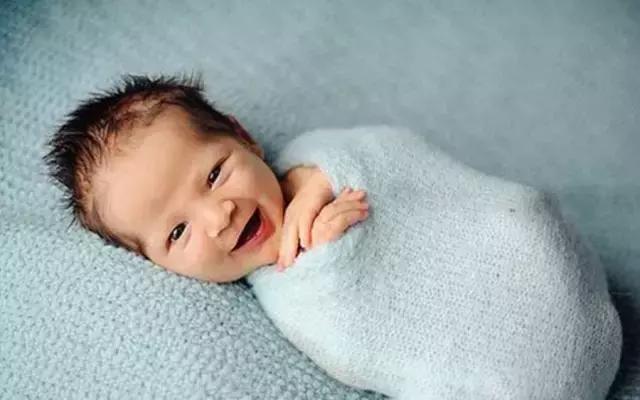 新生儿头颅血肿黄疸值升高怎么办,新生儿黄疸牙床发黄