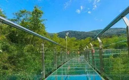 玻璃栈道下面没有防护措施,玻璃栈道玻璃破裂效果