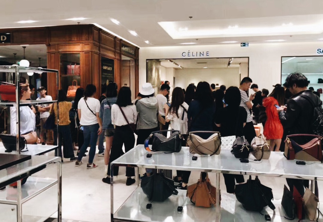 如果你是CELINE的老板会因为换了设计师就不卖自家爆款了吗？