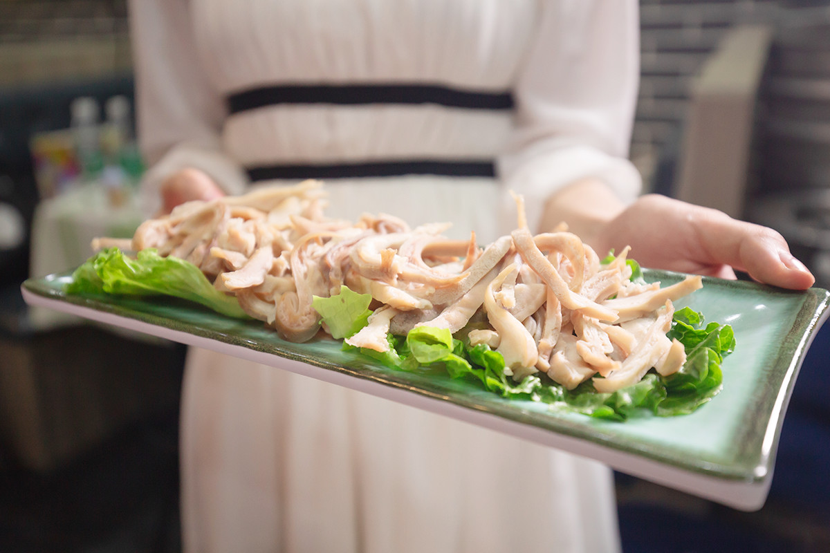 要火！用鲍鱼熬的精华汤底，还涮着“透明”的菜！