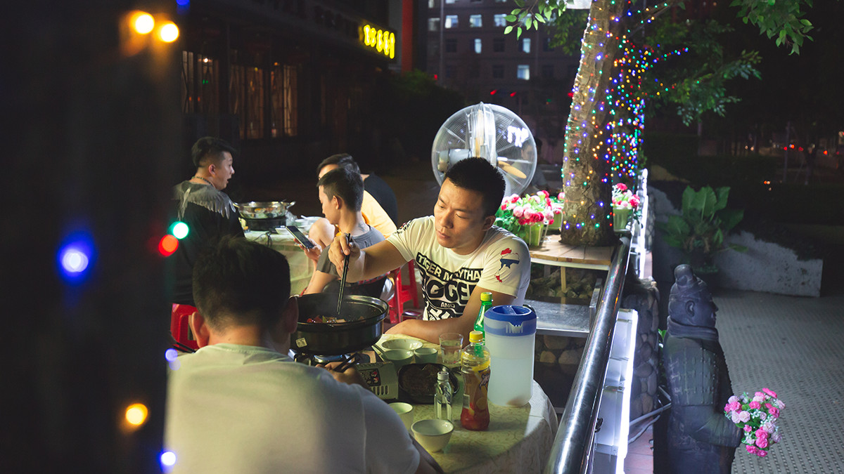 要火！用鲍鱼熬的精华汤底，还涮着“透明”的菜！