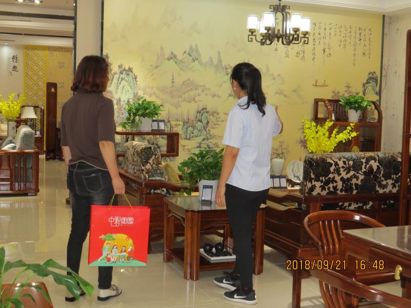 这个中秋日照市区新兵军属吃上了“喜之林”家居馆订做的月饼……