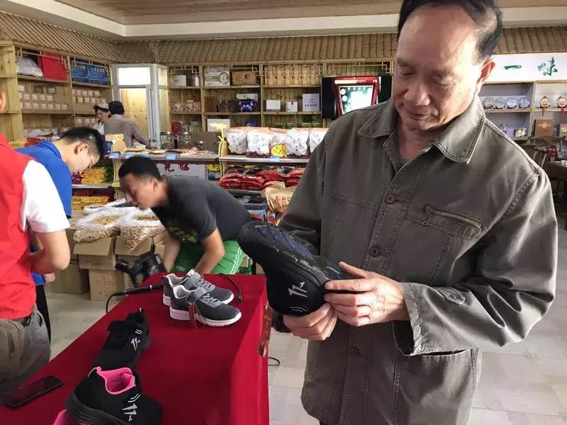 爱爸妈就给他们买邯郸广电首届双星名人老人鞋秋季直销惠来了！