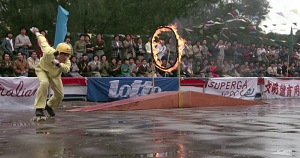 成龙喜剧动作片刺激幽默观众欢乐,成龙表演过的危险特技电影