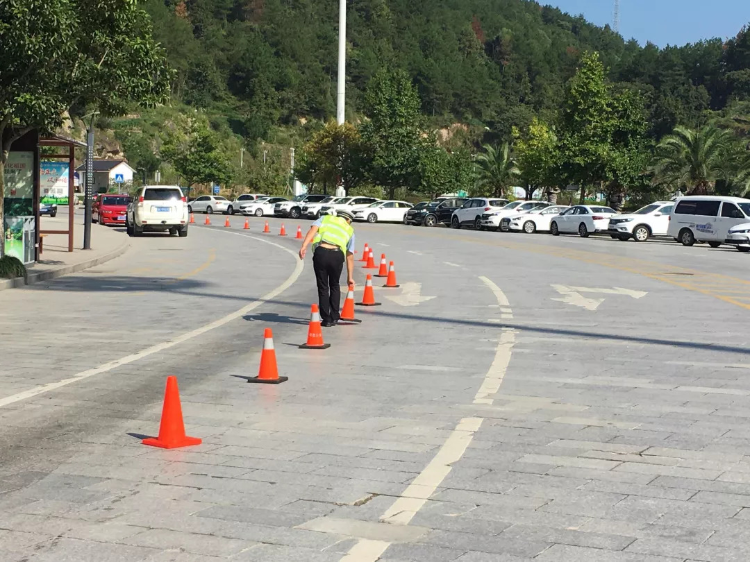 车辆变道电瓶车摔倒,电瓶车因为路口躲避轿车摔倒