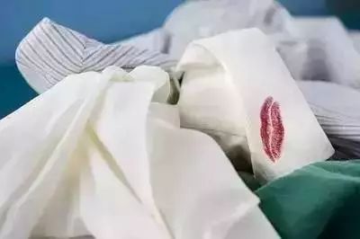 衣服不管染上什么用这招都能洗掉,白色衣服染上颜色用什么方法洗掉