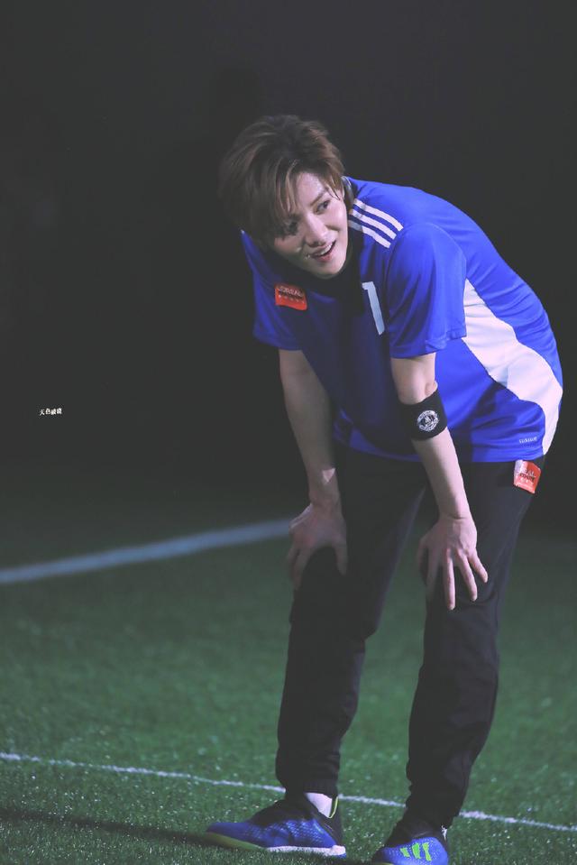 鹿晗擦汗,鹿晗踢球应援震惊全场