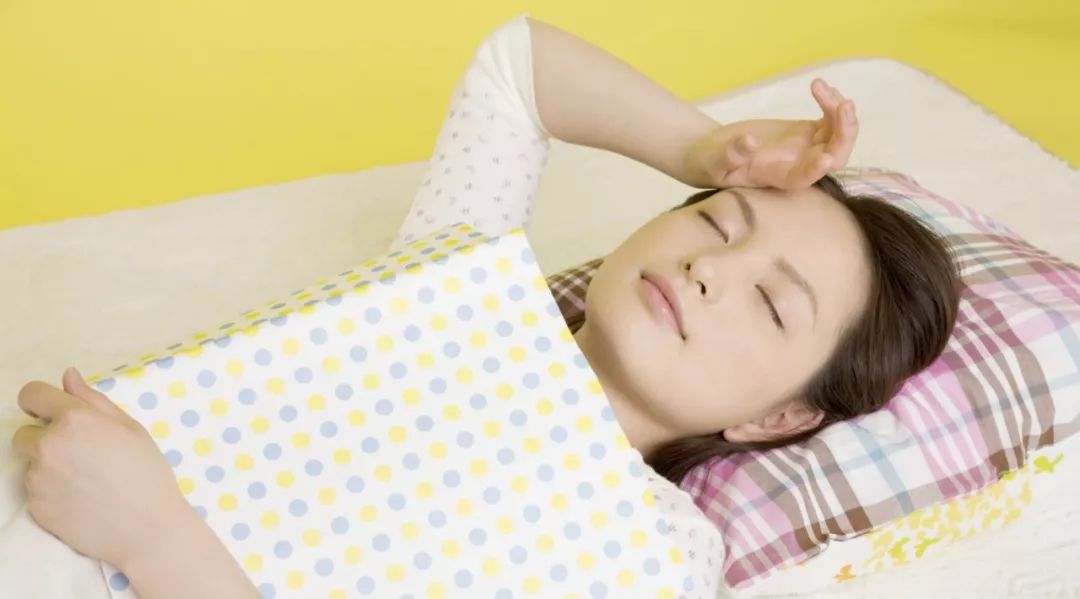 午睡防止手麻的姿势,午睡坐姿怎么不伤颈椎