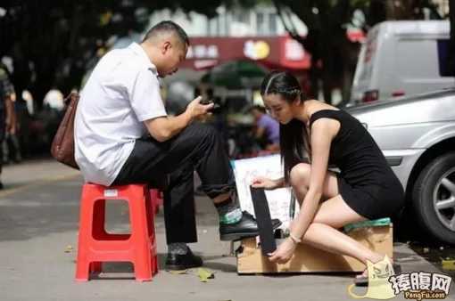 每天一贱：妹子挤完地铁，裤子就成这样了