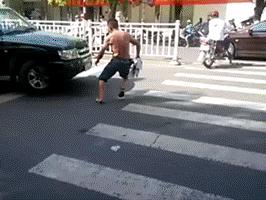 每天一贱：妹子挤完地铁，裤子就成这样了