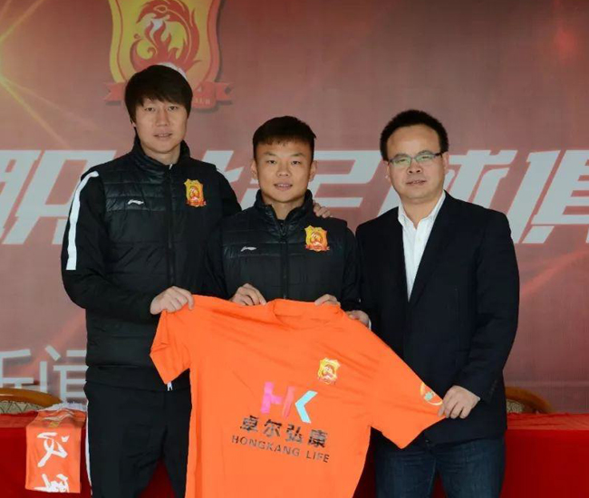 悲剧!他是球队元老,因脱衣“比心”庆祝吃红牌,间接害球队降级