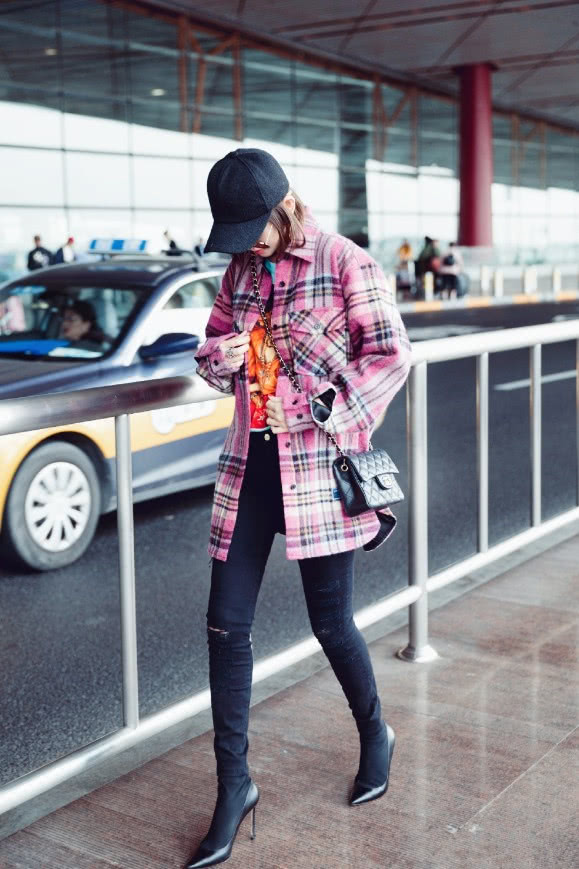 唐艺昕又解锁新穿法，高筒袜配单鞋秒变新短靴，再也不会撞鞋了！