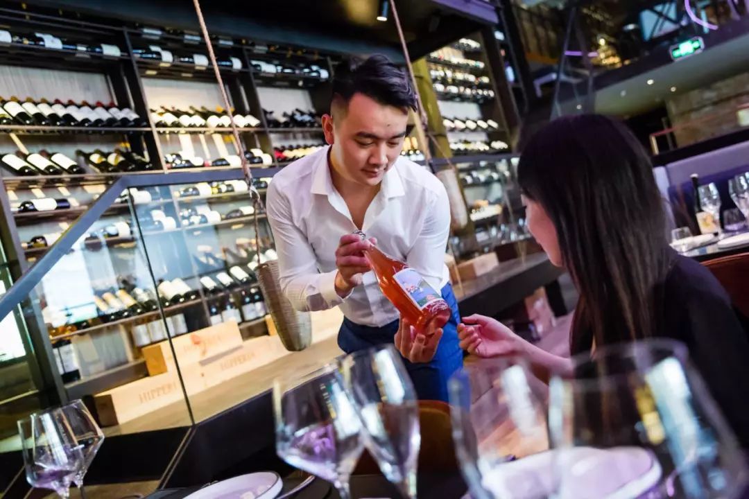 这只“大公鸡”一开业就王炸，5000瓶限量好酒碾压沙雕土豪！